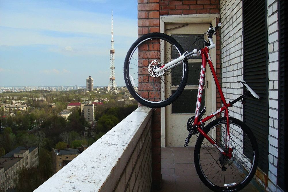 Остекление балконов спасает велосипеды от угонщиков