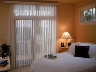 Жалюзи в спальню (75 фото): выбираем на пластиковые окна вертикальные и горизонтальные жалюзи Жалюзи в спальню (75 фото): выбираем на пластиковые окна вертикальные и горизонтальные жалюзи