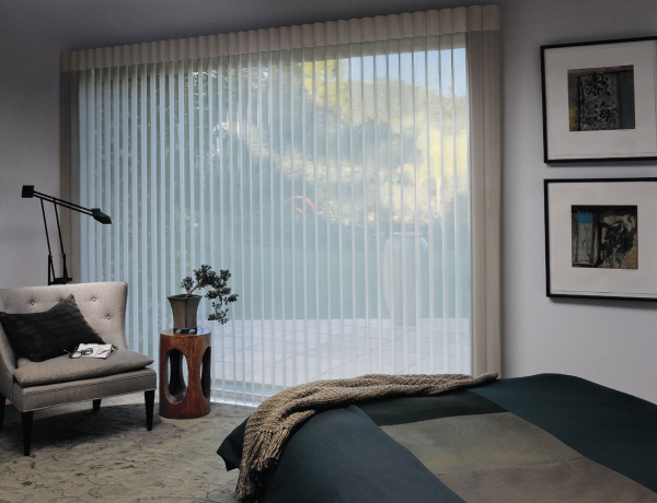 Жалюзи в спальню (75 фото): выбираем на пластиковые окна вертикальные и горизонтальные жалюзи Жалюзи в спальню (75 фото): выбираем на пластиковые окна вертикальные и горизонтальные жалюзи